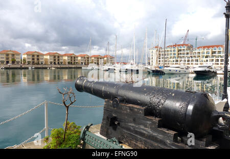 Il cannone, villette, yacht e barche a Queensway Quay Marina, Gibilterra, Regno Unito, Gran Bretagna. Foto Stock