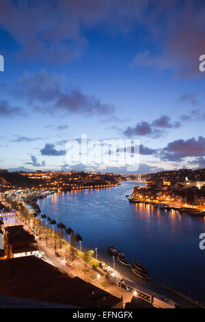 Lungo il fiume Douro la sera tra le città di Vila Nova de Gaia e Porto in Portogallo, vista da sopra.