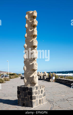 Scultura di whale vertebra dorsale, El Medano, Granadilla de Abona, Tenerife, Isole Canarie Foto Stock