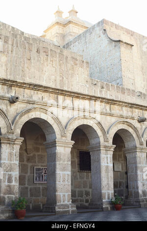 Patio circondato da un arco fatto di sillar (roccia vulcanica) nel centro della città di Arequipa, Perù Foto Stock