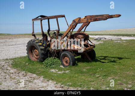 Rusty vecchio trattore in machair Balranald Riserva Naturale North Uist Ebridi Esterne della Scozia Foto Stock