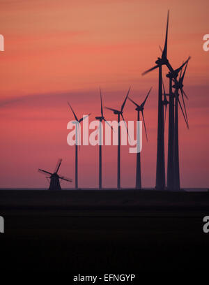 Tramonto su turbine eoliche in Eemshaven, Paesi Bassi Foto Stock
