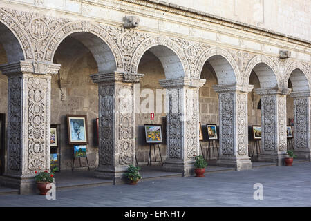 Patio circondato da un arco fatto di sillar nei chiostri della società nel centro della città di Arequipa, Perù Foto Stock