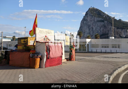 Una donna spagnola che vive in una baracca improvvisata costruita sul confine della Spagna e di Gibilterra. La Roccia, La Linea , Cadice, Andalusia. Foto Stock