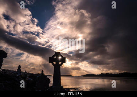 Luce drammatica al tramonto dal vecchio cimitero di Abbazia e della Baia di Donegal a Donegal Town County Donegal Irlanda Foto Stock