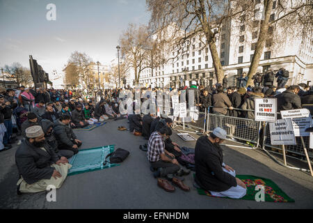 Londra, Regno Unito. 8 febbraio, 2015. I musulmani britannici mezzogiorno-preghiere su Whitehall. Credito: Guy Corbishley/Alamy Live News Foto Stock