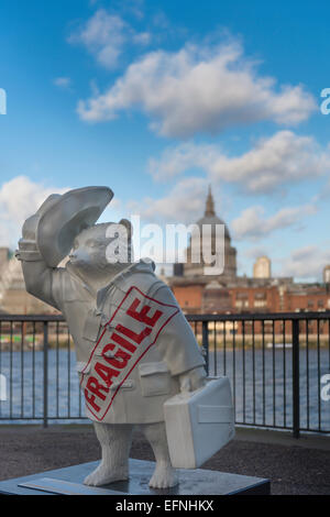 Paddington Bear statua con la Cattedrale di St Paul in background Foto Stock