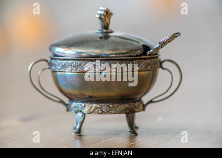 Vecchio metallo ornamentale sugar bowl Foto Stock