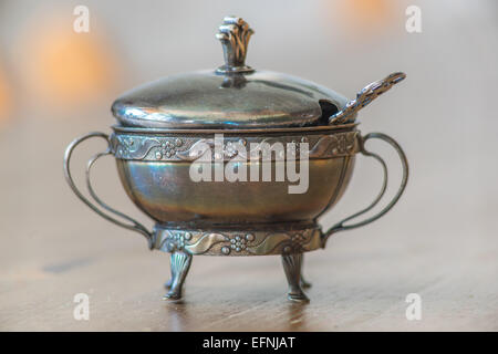 Vecchio metallo ornamentale sugar bowl Foto Stock