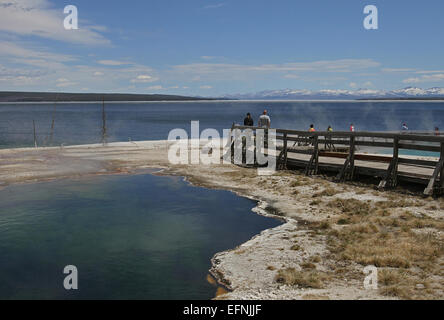 Abisso Piscina visitatori e abisso piscina presso il West Thumb Geyser Basin; Jim Peaco; maggio 2013; Catalogo #19286d; originale #IMG 8923 Foto Stock