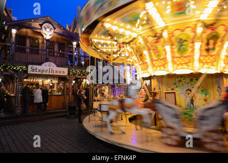 Merry-go-round nel mercatino di Natale di Colonia, Germania Foto Stock