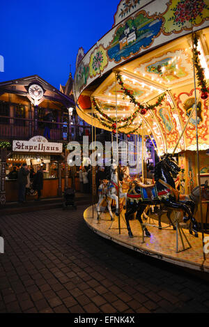 Merry-go-round nel mercatino di Natale di Colonia, Germania Foto Stock