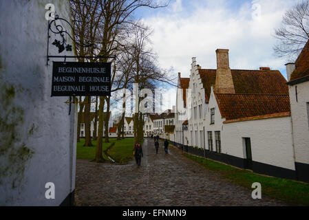 Begijnhof cortile interno in Brugge, Belgio Foto Stock