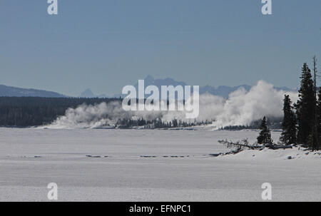 Vista sul Lago Yellowstone per West Thumb Geyser Basin. Grand Teton Mountain Range 50 miglia di distanza vista sul Lago Yellowstone per West Thumb Geyser Basin. Grand Teton Mountain Range 50 miglia di distanza; Jim Peaco; gennaio 2014; Catalogo #19288d # originale IMG 0343 Foto Stock