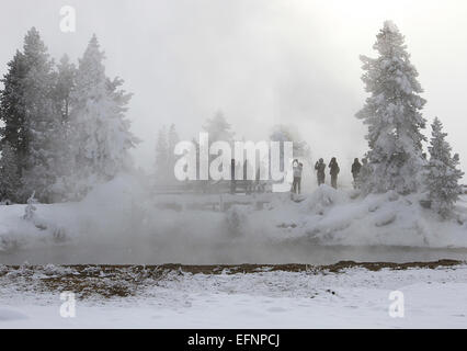 I visitatori potranno esplorare la piscina in pelle nel Lower Geyser Basin del parco nazionale di Yellowstone. La foto, scattata da Jim Peaco nel gennaio 2014, mostra la bellezza paesaggistica e le caratteristiche geotermiche della zona. Foto Stock