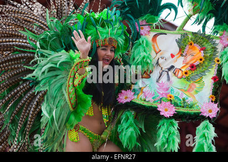 Vistosamente ragazza vestita danzatrice presso il Boi-Bumba Festival che si tiene annualmente a Parintins sul fiume Rio delle Amazzoni, Brasile America del Sud Foto Stock