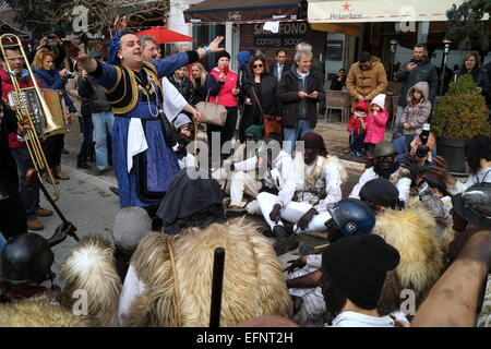 Salonicco, Grecia, 8 febbraio 2015. Bell portatori parade nel nord del porto greco città di Salonicco. Il Folklife e museo etnologico di Salonicco ha organizzato per la seconda volta il Parlamento sfilata di portatori di campana. La sfilata ha avuto luogo nel contesto dell'azione "Bell strade" che tenta di esplorare la dogana del cuscinetto campana in Europa. Credito: Orhan Tsolak/Alamy Live News Foto Stock