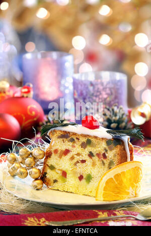 Natale holly torta di frutta sulla tavola decorati Foto Stock