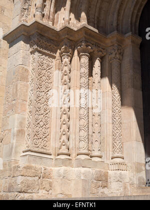 Della pietra che intaglia i dettagli della porta principale di Coimbra vecchia cattedrale Foto Stock