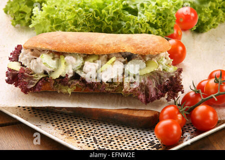 Sandwich di tacchino in salsa di aglio cetrioli su un tagliere Foto Stock