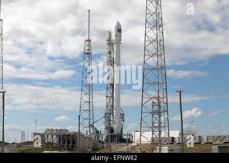 Cape Canaveral, in Florida, Stati Uniti d'America. 8 febbraio, 2015. La SpaceX Falcon 9 razzo commerciale è impostata per il lancio di portante del NOAA dello spazio profondo Osservatorio Climatico spaziali, o DSCOVR, from Space Launch Complex 40 Febbraio 8, 2015 a Cape Canaveral, in Florida. Credito: Planetpix/Alamy Live News Foto Stock