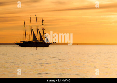 Alti vecchia nave a vela in silhouette tramonto nel mar Baltico Foto Stock