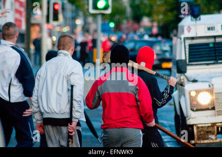 Belfast, Irlanda del Nord. 31 ago 2009 - gruppi rivali del partito nazionalista (in primo piano) e lealisti (fondo) giovani oggetto di scherno ogni altro in corrispondenza del filamento corto/Castlereagh Street Junction nella zona est di Belfast. La polizia aveva mosso in per mantenere i due lati tranne, ma in seguito sono stati attaccati dai giovani nazionalista. Foto Stock