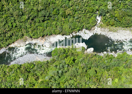 Panorama dell'antenna colpo di Pastaza fiume nelle Ande alta altitudine Full Size Shot in elicottero Foto Stock