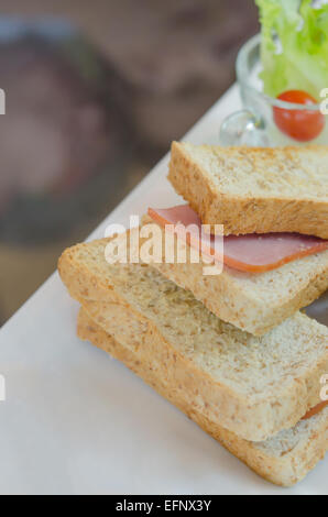 Chiudere fino a sandwich tostato con prosciutto e formaggio sul piatto Foto Stock