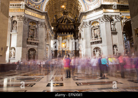 Folle all'interno della Basilica di San Pietro e la Città del Vaticano, Roma Italia Europa Foto Stock