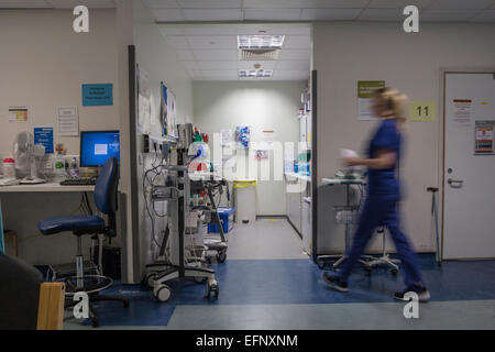 Un affollato ospedale con i medici, gli infermieri e il personale occupato a lavorare in un incidente e di pronto soccorso di un ospedale britannico Foto Stock