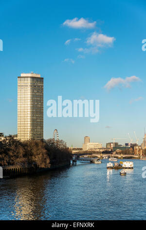 Millbank Tower è un punto di riferimento grattacielo a Westminster sulle rive del fiume Tamigi con forti legami politici. Foto Stock