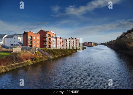 Stockton Heath parrocchia civile sobborgo di Warrington, Cheshire, Inghilterra UK . Appartamenti di alloggiamento lungo il Manchester Ship Canal Foto Stock