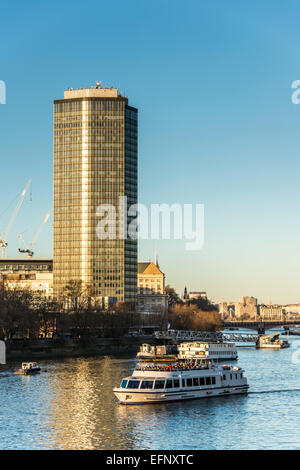 Millbank Tower è un punto di riferimento grattacielo a Westminster sulle rive del fiume Tamigi con forti legami politici. Foto Stock