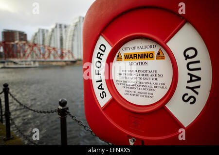 Anello di vita a Salford Quays villaggio sul Dock 9 Erie Basin Foto Stock