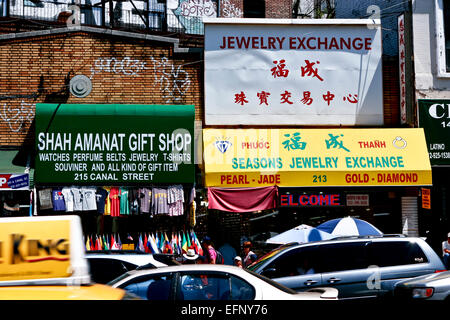 Negozi nella vivace Chinatown, quartiere pittoresco. Comunità cinese. Shopping, traffico. Manhattan, New York, NY, Stati Uniti, Stati Uniti d'America. Foto Stock