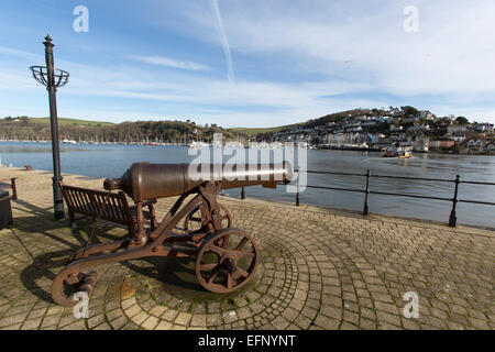 Città di Dartmouth, Inghilterra. Un antico cannone in Dartmouth sul lungomare con il fiume Dart e Kingswear in background. Foto Stock