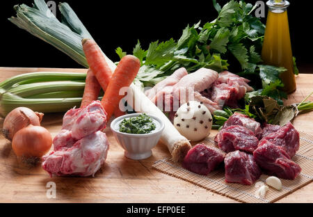 Ingredienti per la preparazione del brodo di carne di vitello e diversi ortaggi Foto Stock