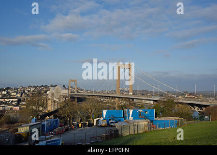 Royal Albert ponte ferroviario e stradale Tamar ponte sopra il fiume Tamar tra Devon e Cornwall. Visto da St Budeaux Plymouth Foto Stock