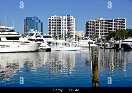 Yacht in Marina e dello skyline della città da bayfront Island Park di Sarasota in Florida. Foto Stock