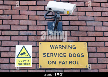 CCTV in funzionamento e attenzione al pubblico che i cani sono di pattuglia presso la sede di horseguards parade London Foto Stock