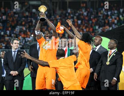 Bata, Guinea equatoriale. 8 febbraio, 2015. Gnegneri Yaya Toure della Costa d'Avorio detiene il trofeo della Coppa Africa delle Nazioni durante la cerimonia di premiazione di Bata, Guinea Equatoriale, Febbraio 8, 2015. Costa d'Avorio ha vinto il campione dopo aver battuto il Ghana 9-8 nei rigori della finale di domenica. Credito: Meng Chenguang/Xinhua/Alamy Live News Foto Stock