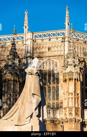 La statua di George V in Palazzo Vecchio Cantiere, Westminster, London, è una scultura di George V, re del Regno Unito. Foto Stock