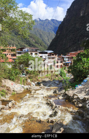 Acqua Bianca in Willkanuta fiume che scorre attraverso una gola attraverso Agua Calientes, Valle di Urubamba, al di sotto del Machu Picchu, Cusco, Perù Foto Stock