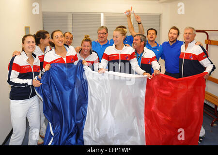 Ginevra, Svizzera. Il giorno 08 Febbraio, 2015. Fed Cup il torneo di tennis. Francia contro l'Italia. Amelie Mauresmo (FRA)Alize Cornet (FRA)Kristina Mladenovic (FRA)Caroline Garcia (FRA)Pauline Parmentier (FRA)Jean Gachassin (FRA) tenere sollevata la bandiera francese negli spogliatoi Credito: Azione Sport Plus/Alamy Live News Foto Stock