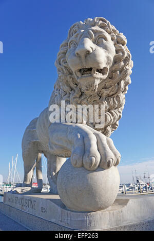 Leone di pietra a guardia ingresso al Ponte dei Leoni a Matanzas Baia di St Augustine, Florida. Foto Stock