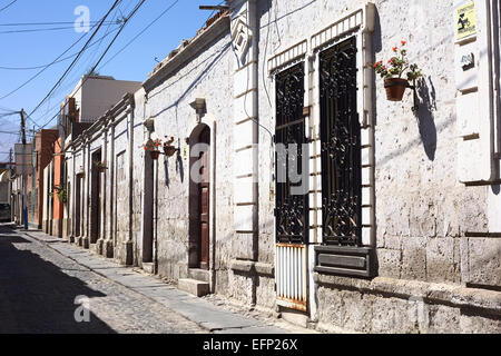 Tipiche case costruite con sillar, la roccia vulcanica, a Tacna Street nel quartiere di Yanahuara in Arequipa, Perù Foto Stock