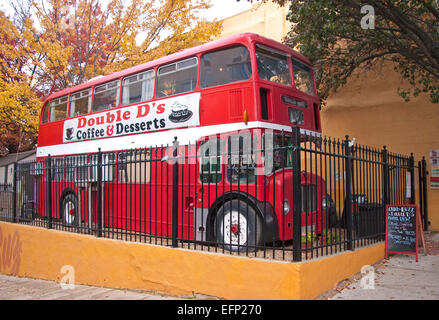 Doppio D's coffee shop in convertito la vecchia Londra double decker bus in downtown Asheville, North Carolina. Foto Stock