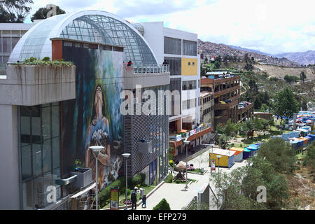 La parte esterna del Mercado Camacho (Camacho Mercato) sul lato del Paseo Marina Nunez a La Paz, in Bolivia Foto Stock