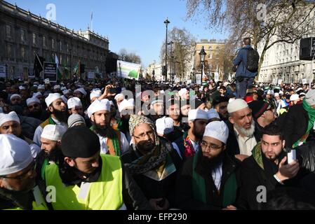 Londra, UK, 8 Febbraio 2015 : migliaia di musulmani britannici si sono riuniti di fronte a Downing Street oggi per protestare contro Charlie Hebdo magazine publishing vignette del profeta Maometto. La folla ha preso a Whitehall per esprimere la loro rabbia per la raffigurazione di Maometto. Credito: Vedere Li/Alamy Live News Foto Stock